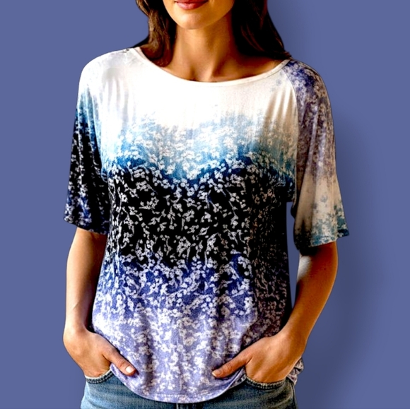 🩵Flowy, Stretchy 3/4 Sleeve Top Floral w/Gradations of Blue and Creamy White - Picture 1 of 7